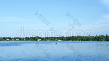 一家人在美丽的明尼苏达湖上游泳、<strong>划船</strong>和享受生活。